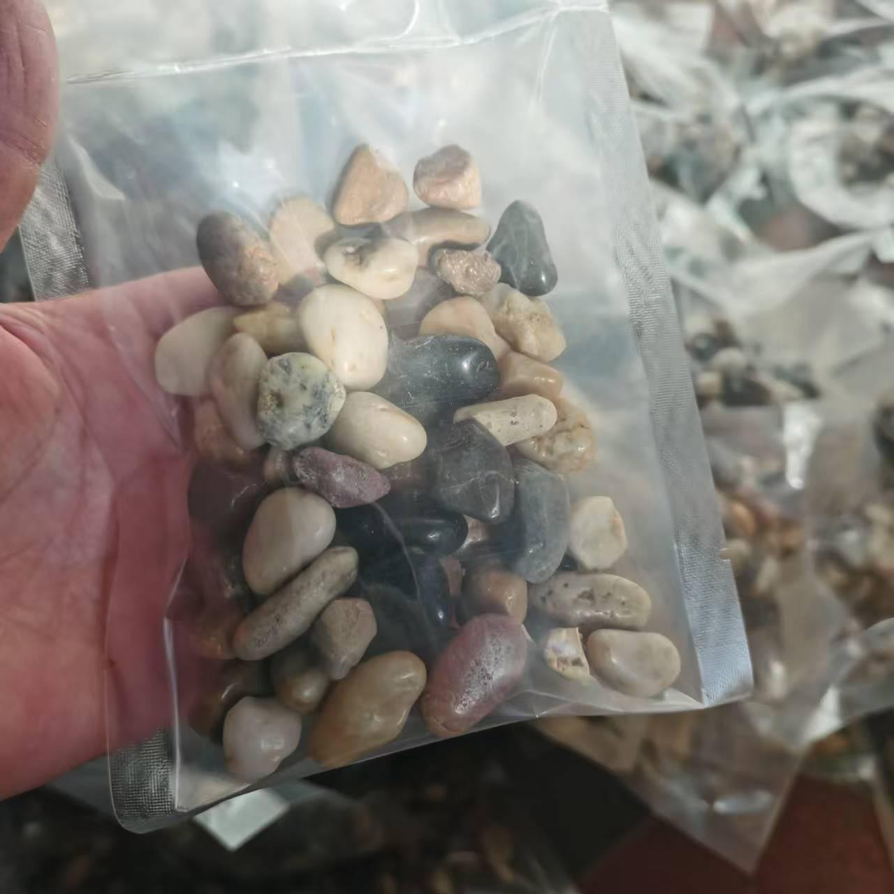 Small bags of rain flower stones, colored pebbles for paving the ground and roads, courtyard and garden landscaping. The rain flower stones are white and the original stones are black Application Scenario
