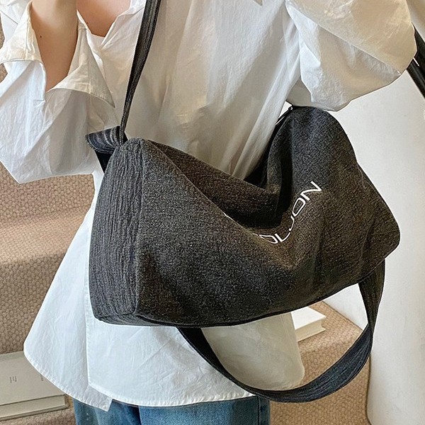 Japanese crossbody bag, trendy and retro messenger bag, men's casual and simple large-capacity denim bag, women's artistic single-shoulder bag Specification drawing