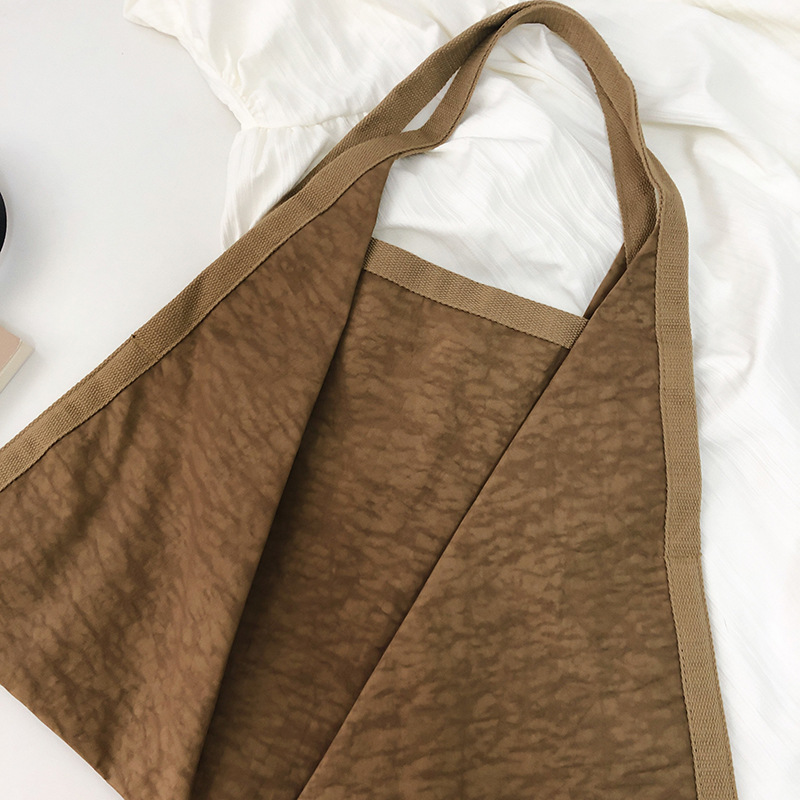 This is a niche design tote bag with a retro and artistic style for women. It has a large capacity for commuting to school at 8 a.m. and a casual and laid-back single-shoulder bag Specification drawing