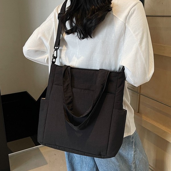 The new large-capacity tote bag for spring and summer by Bag Girl has sparked a trend of retro and simple commuting casual crossbody bags details Picture