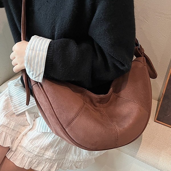 2024 New stylish large-capacity dumpling bag for women, cute and cool crossbody bag for women, super cool single-shoulder bag, niche bag Application Scenario