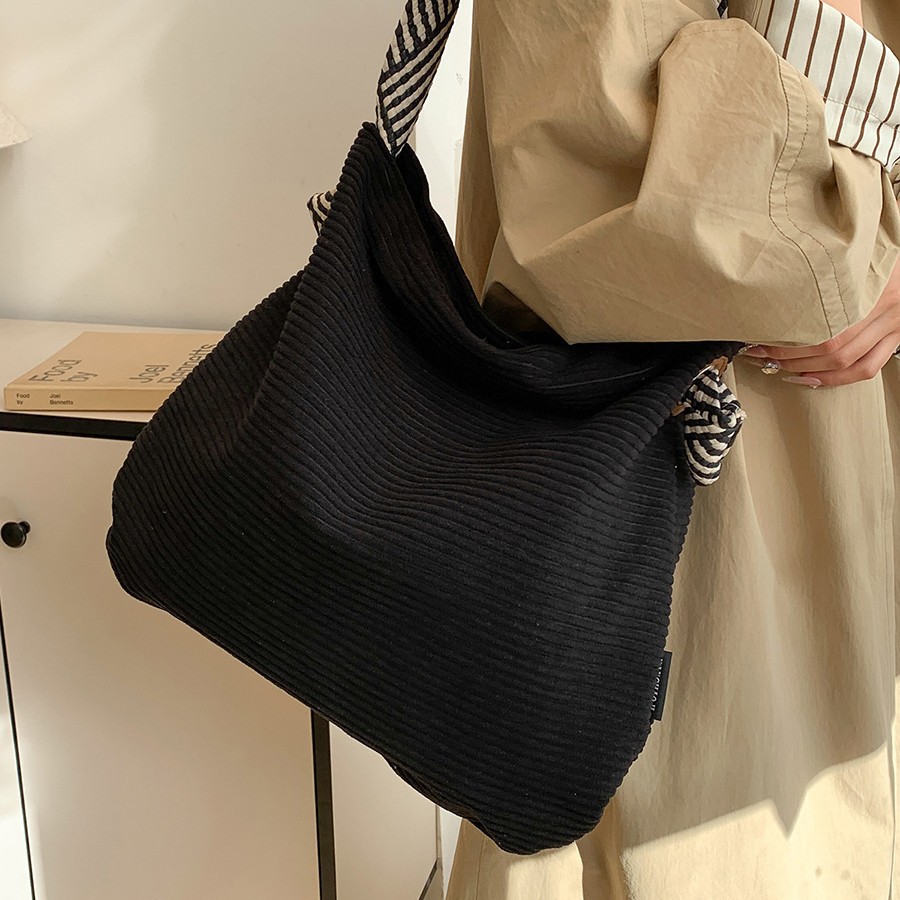 The new Korean-style tote bag for autumn and winter features a contrasting color design, a corduroy single-shoulder bag with a laid-back style and versatile underarm bag Specification drawing