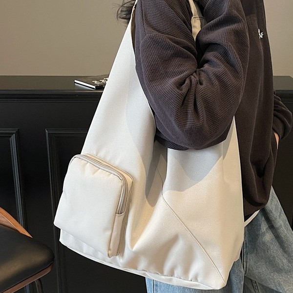 A simple Korean-style sports bag for women, a new 2025 fashionable large-capacity casual single-shoulder bag and a commuting canvas tote bag Application Scenario
