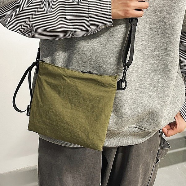 A new type of casual and laid-back crossbody bag for both boys and girls, a nylon large-capacity single-shoulder bag, a small square bag details Picture