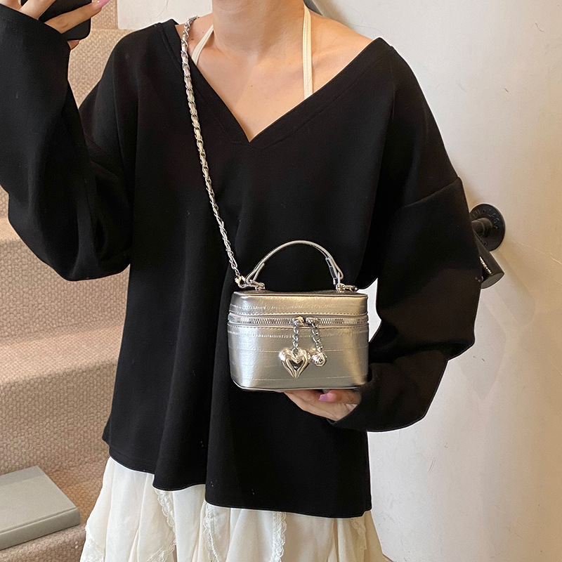 2025 New bestseller fashion chain hand-held box bag for women, high-end quality crossbody bag, solid color simple single-shoulder bag Application Scenario