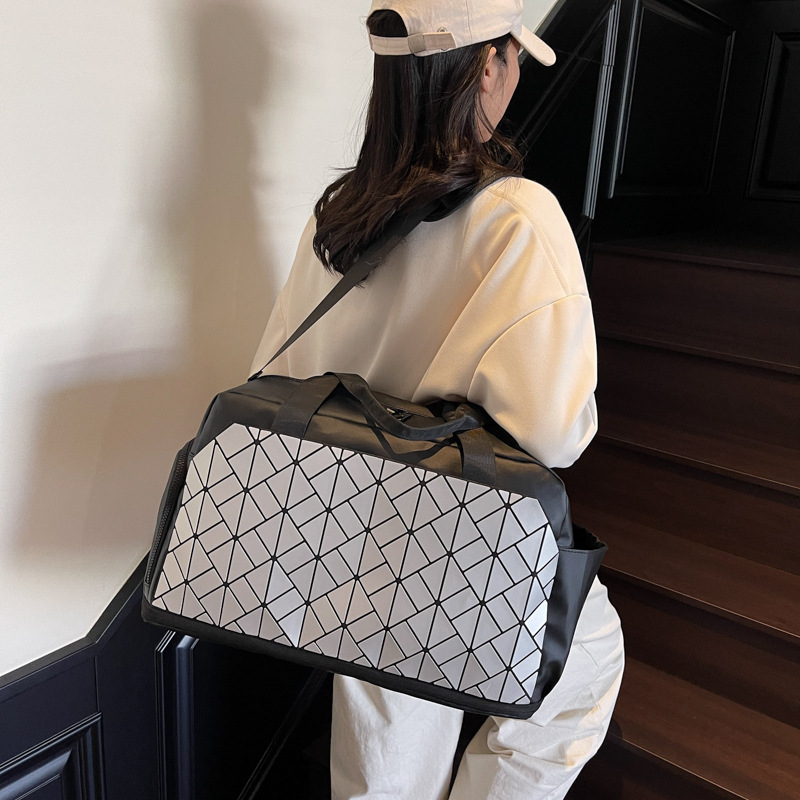 Korean version laser personalized travel bag, large-capacity dry and wet separation sports and fitness bag, unisex short-distance luggage bag Application Scenario