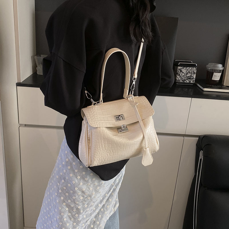 Cross-border stone-patterned large-capacity hand-held underarm bag for women 2025 new style, fashionable solid color, versatile unit price crossbody bag, trendy Application Scenario