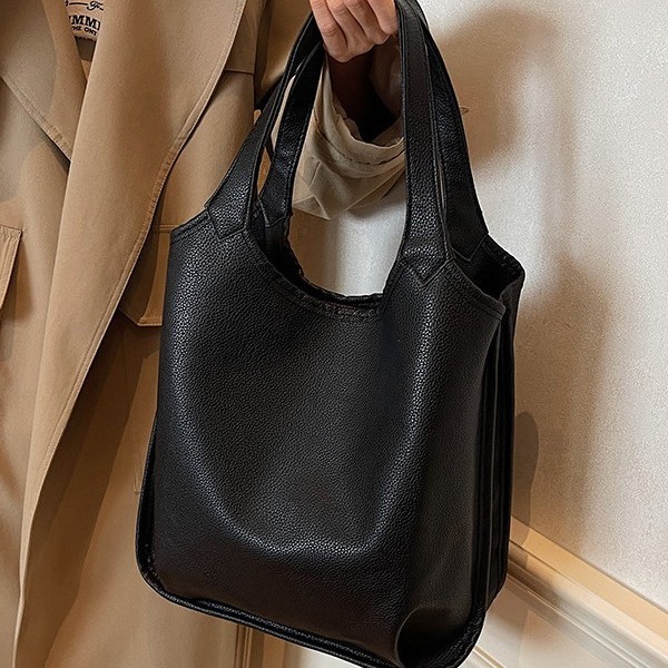 New solid color versatile large-capacity bucket bag, leather crossbody fashionable and niche vegetable basket handbag, casual women's bag Application Scenario