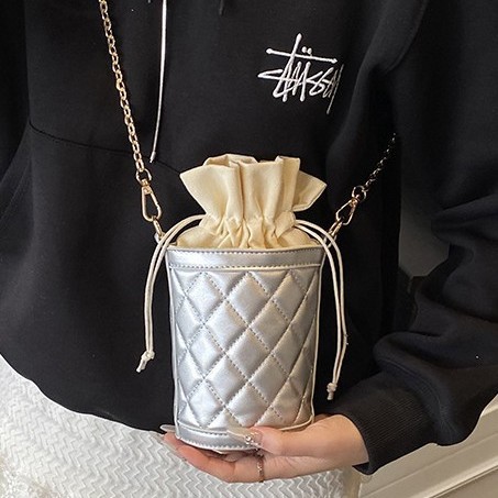 The new Chanel-style diamond-shaped chain drawstring with a drawstring opening is simple, elegant, cute, exquisite and stylish. It's a trendy single-shoulder crossbody bag full figure
