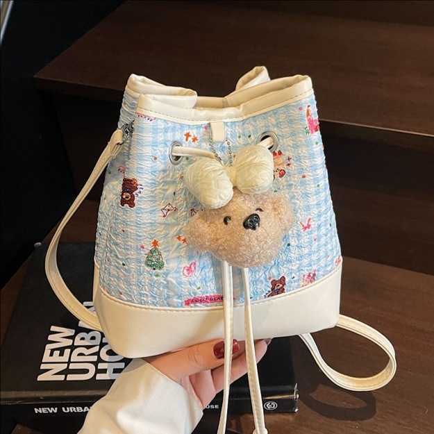 The 2025 new fresh and sweet printed drawstring bucket bag is a fashionable women's color-blocking, simple and large-capacity single-shoulder crossbody bag full figure