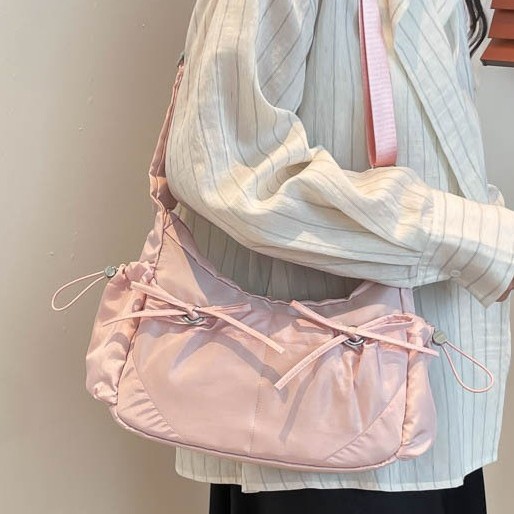Bow-shaped lightweight nylon fabric bag for women, 2025 new crossbody bag, commuting dumpling bag, college student class bag for women Application Scenario