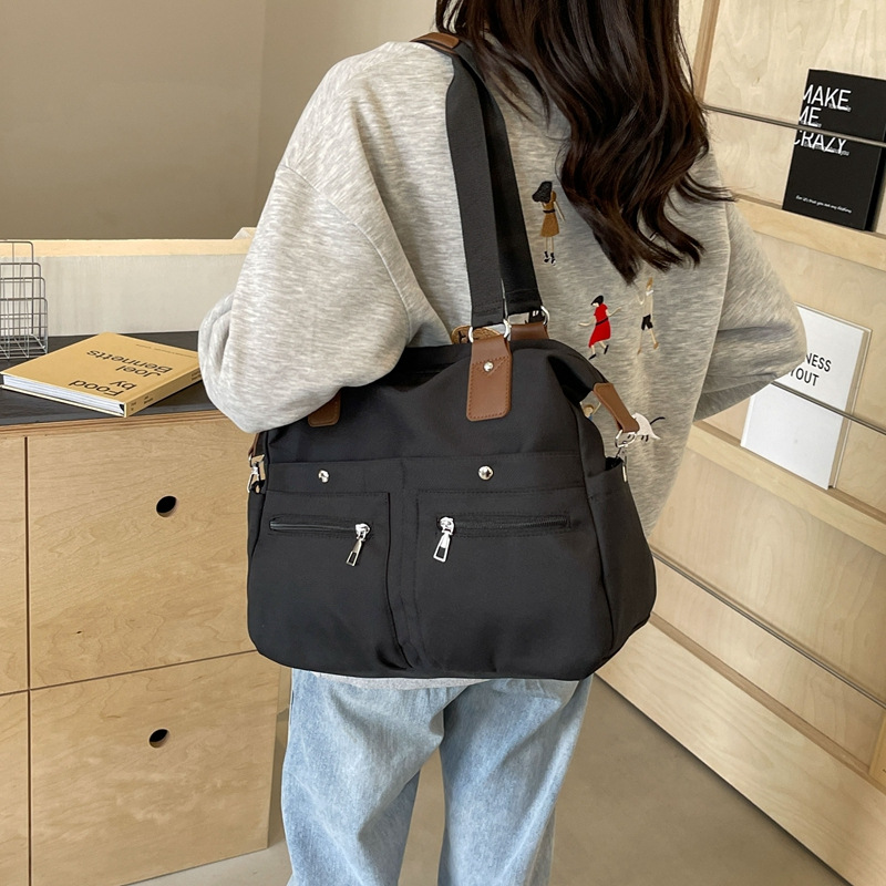 Large-capacity fashionable commuter tote bag 2025 new style canvas versatile shoulder bag trendy casual travel handbag Application Scenario