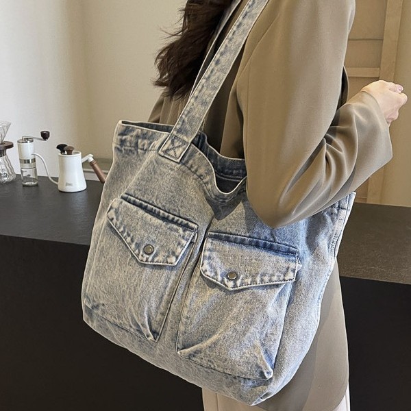 Washed denim canvas bag, women's commuter tote bag, simple and eye-catching casual shoulder bag, large-capacity student class bag full figure