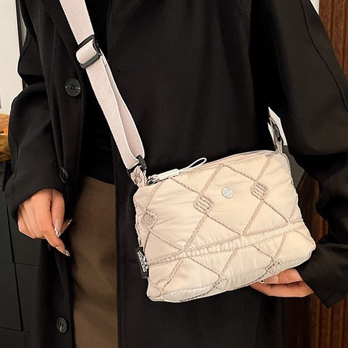 This winter bag is a light, casual and versatile large-capacity crossbody bag with space cotton embroidery and diamond-shaped patterns. It is also a fashionable large-capacity single-shoulder bag Specification drawing