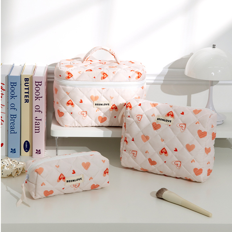 Runhui Xin Zhi Hui Yu Makeup Bag: Fashionable quilted Makeup Bag, heart-shaped pattern Makeup bag, large capacity, high-end feel full figure