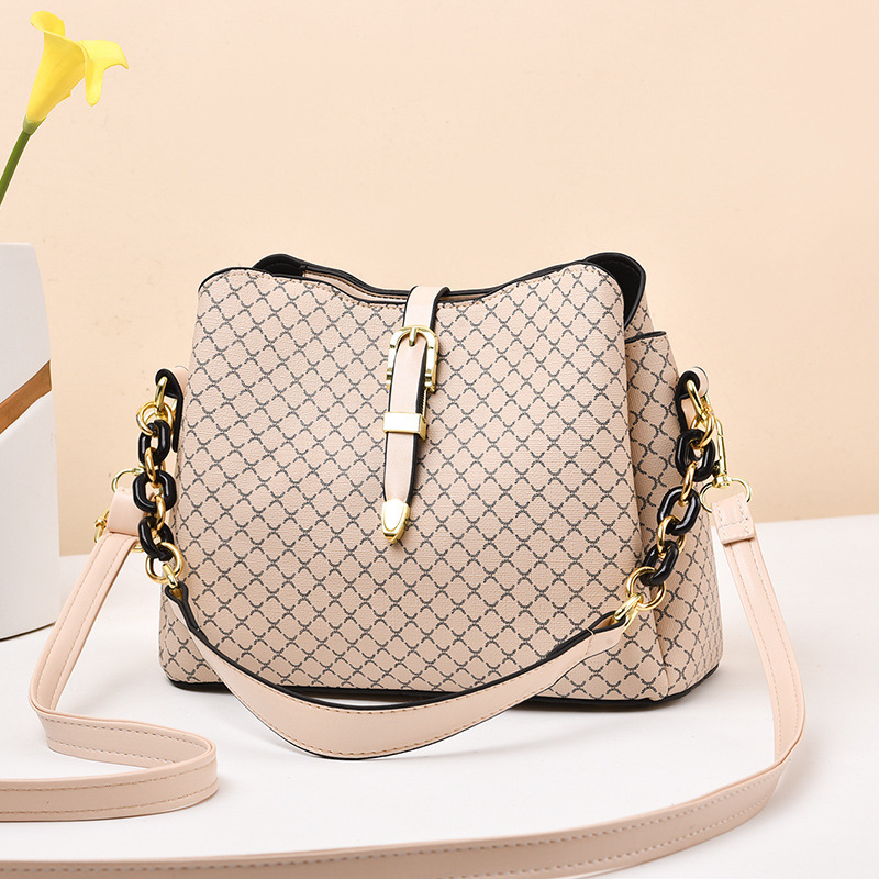 Wholesale of 2023 new large-capacity tote bags for women, trendy single-shoulder crossbody handbags for cross-border trade from Europe and America Application Scenario