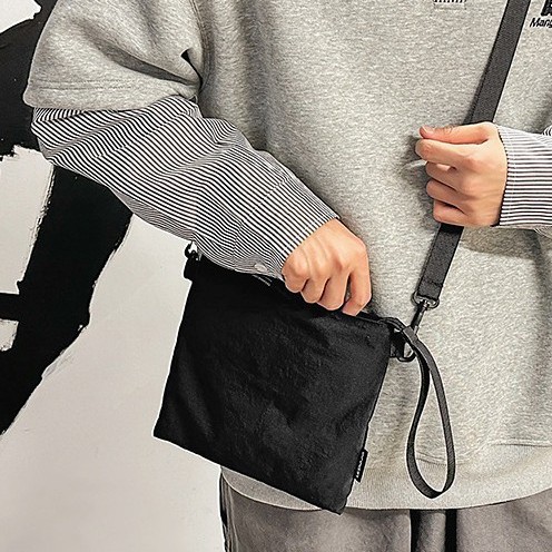 A new type of casual and laid-back crossbody bag for both boys and girls, a nylon large-capacity single-shoulder bag, a small square bag Application Scenario