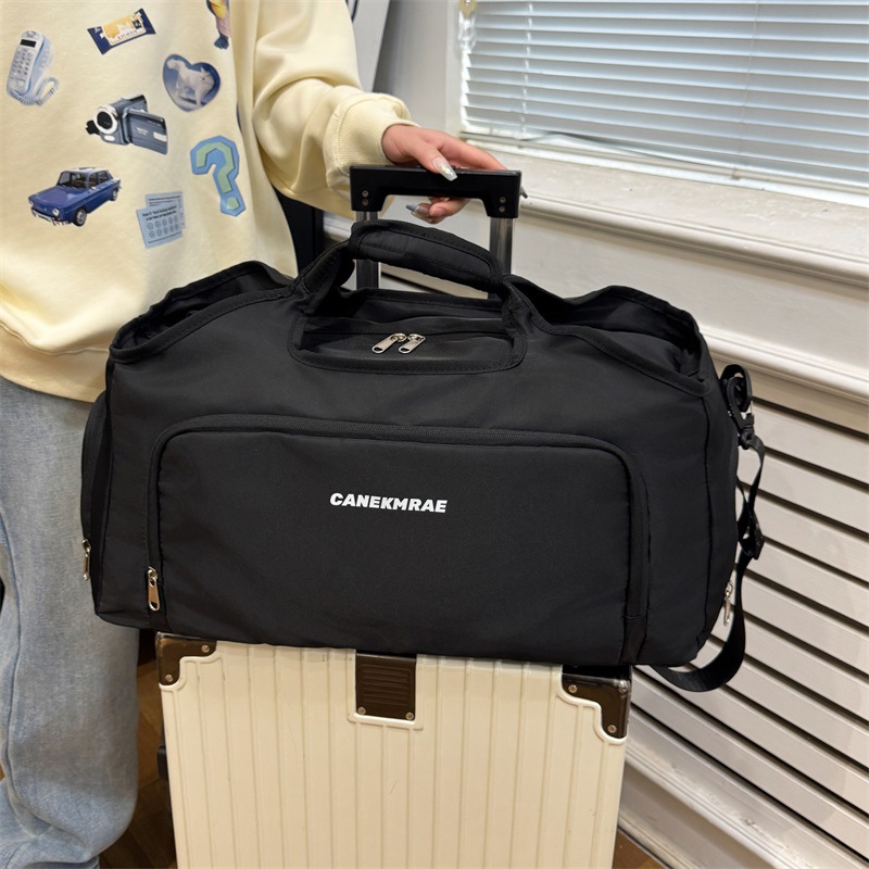 Cross-border sports and fitness bag, large-capacity dry-wet separation short-distance travel bag, solid-color simple and casual crossbody carry-on bag Application Scenario