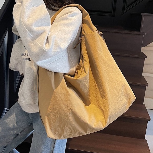 Cross-border relaxed fabric bag for women 2025 New spring large-capacity casual single-shoulder bag and commuter tote bag Application Scenario