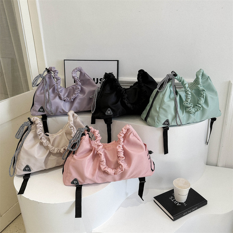 Wholesale large-capacity fitness yoga bags, women's niche design pleated handbags, large-capacity casual single-shoulder crossbody bags Application Scenario