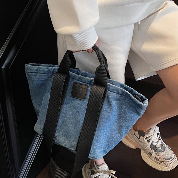 A new versatile tote bag with large capacity on one shoulder, a fashionable denim handbag, and a light and casual crossbody bag full figure