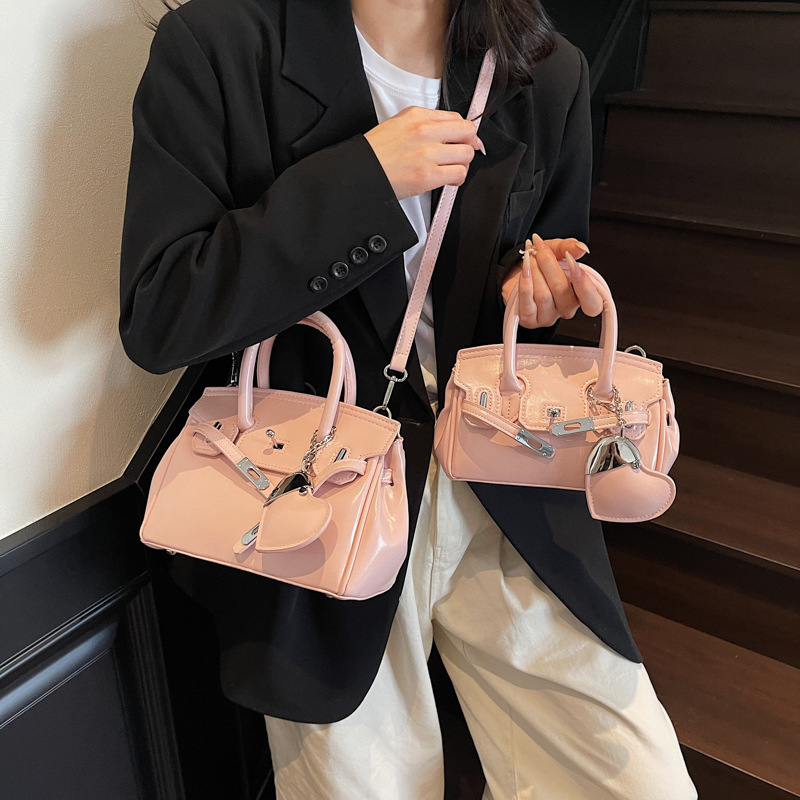 The popular hand-held platinum bag for women in 2025, a new casual soft leather commuter single-shoulder crossbody Kelly bag details Picture