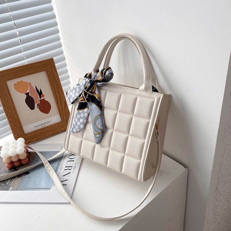 This large-capacity underarm handbag is a trendy and fashionable crossbody tote bag for women in Spring/Summer 2023 Specification drawing