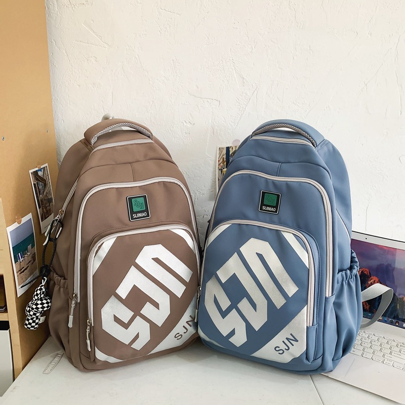 Large-capacity, stylish letter-shaped backpack for college students, lightweight schoolbag for casual travel, travel backpack for reducing burden, study tour bag full figure