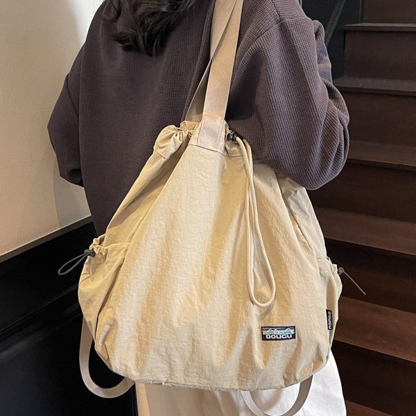 New Spring 2025 tapered casual single-shoulder bag with large capacity, suitable for both men and women, Korean version student backpack details Picture