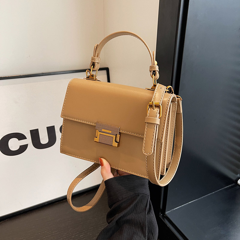 A new 2024 trendy, versatile and high-quality crossbody bag for ladies, a solid color hand-held shoulder bag details Picture