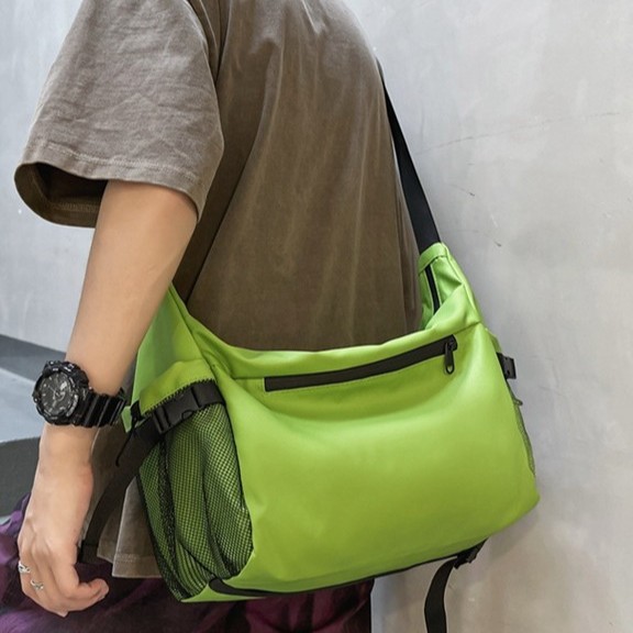 2025 New couple crossbody bag, Japanese cool workwear style, single-shoulder bag for men, college students, large-capacity travel bag for women full figure