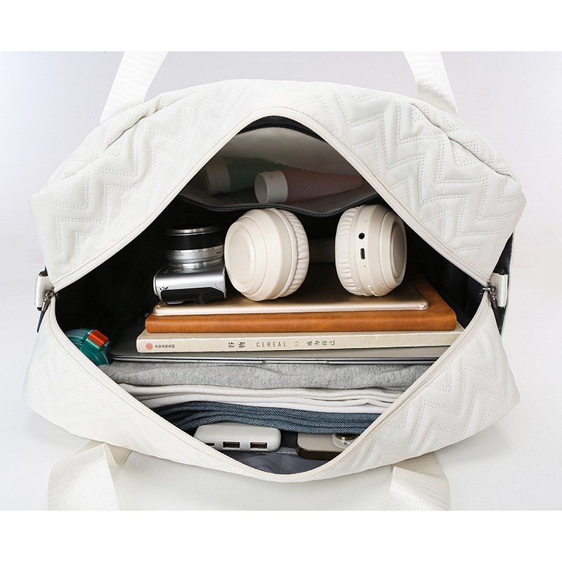 Short-distance hand-held travel bag storage, single-shoulder crossbody yoga and fitness bag, dry and wet separation for business trips and travels, with a pull handle Application Scenario