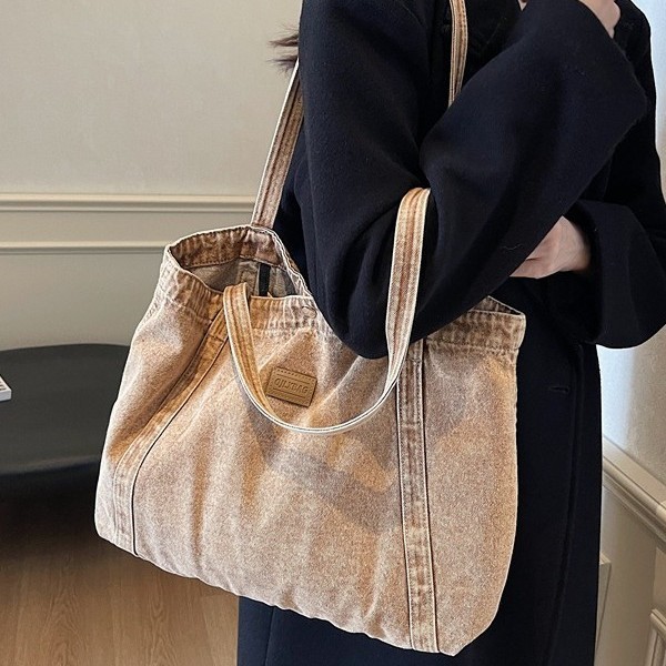 A niche design 2024 new Korean style ins denim fashionable, simple and versatile single-shoulder tote bag for commuting and shopping Application Scenario