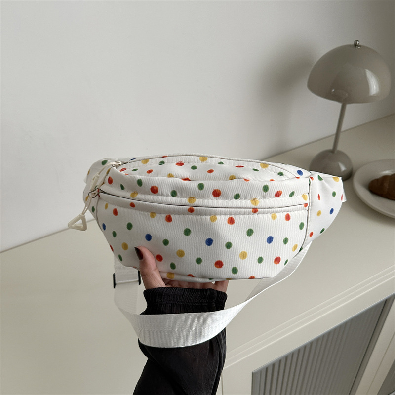 The new and unique saddle bag is an Instagram-style Japanese street fashion with a niche design. It is a stylish and elegant crossbody bag full figure