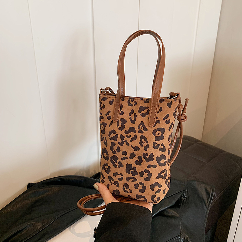 A high-end, niche design crossbody phone bag for women, a new autumn/winter 2024 fashion and versatile matte retro handbag full figure