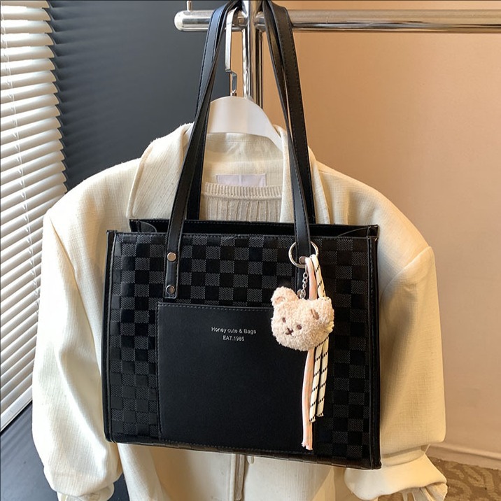 A trendy and versatile checkered single-shoulder underarm bag for women, a new large-capacity tote bag for work and commuting in 2025 full figure