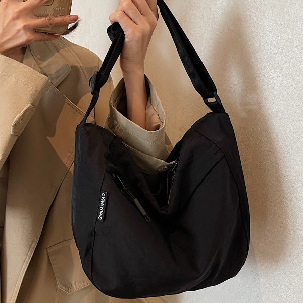 The new large-capacity tote bag is a versatile and niche single-shoulder bag for commuting, as well as a lightweight, retro and fashionable crossbody bag full figure