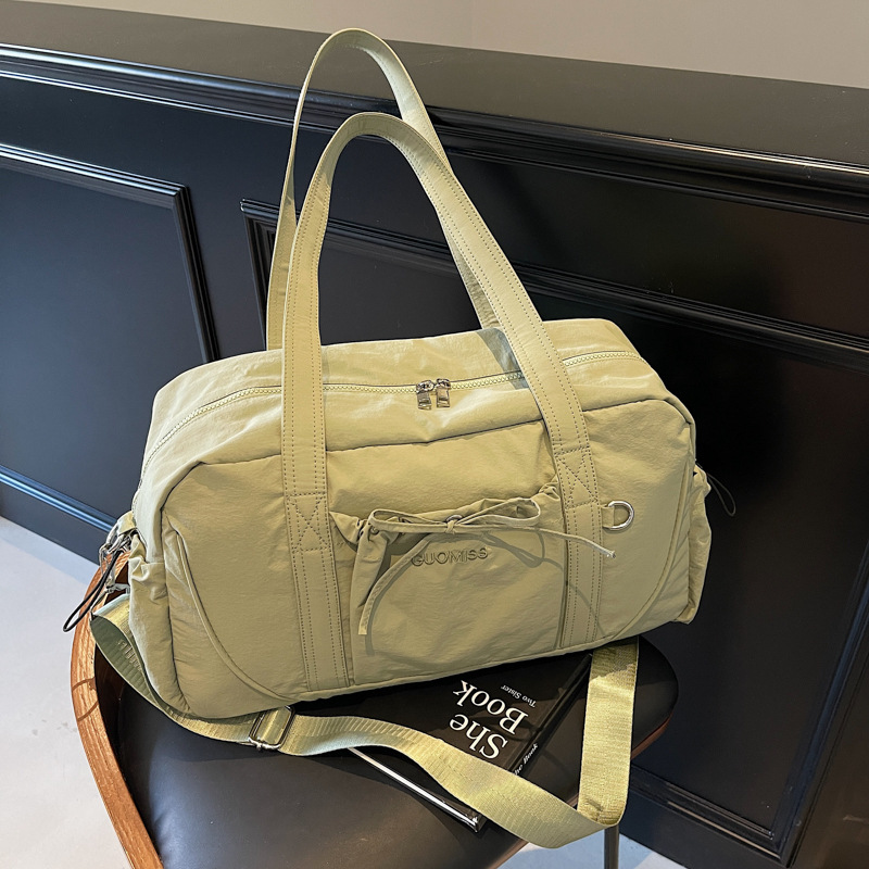 Fashionable, lightweight and large-capacity fitness sports bag, single-shoulder crossbody short-distance travel bag, durable hand-held luggage bag for business trips full figure