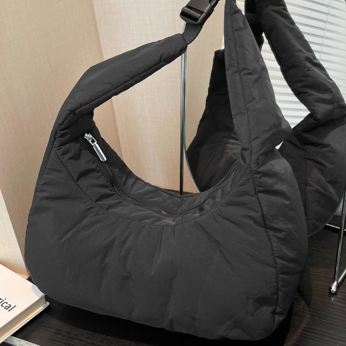 Large-capacity 2024 new sponge bag, soft and sticky single-shoulder tote bag, versatile and retro crossbody bag for women details Picture