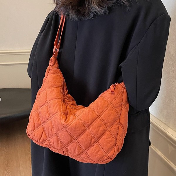 New Korean style women's single-shoulder bag for winter 2024, embroidered thread diamond-shaped dumpling bag, casual crescent moon bag Application Scenario