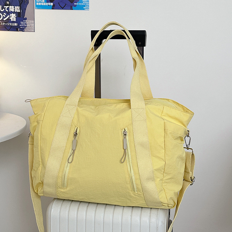 New casual Korean-style single-shoulder bag, nylon lightweight and simple travel crossbody bag, large-capacity portable mommy bag for going out Application Scenario