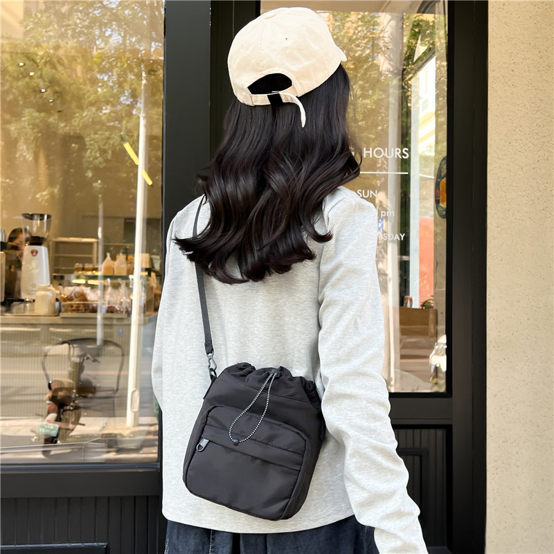 New personalized single-shoulder crossbody bag, casual drawstring pleated bag, large-capacity lightweight women's bag, nylon bucket bag, trendy women details Picture