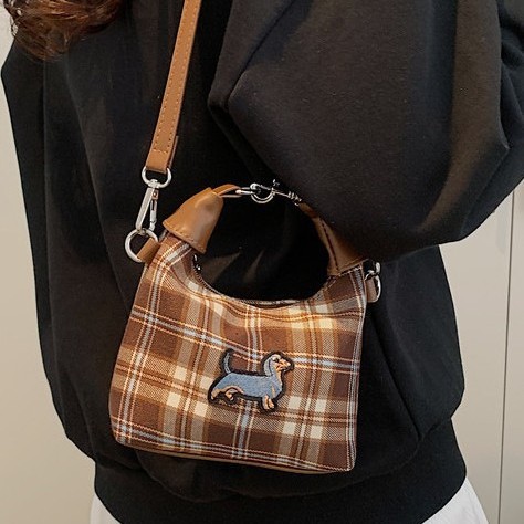 This is a new spring 2025 fashionable, versatile, niche and high-end single-shoulder bag for women, featuring a contrasting color checkered bucket Application Scenario