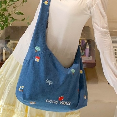 A new large-capacity student class bag with Japanese school style embroidery and a casual and artistic single-shoulder tote bag Application Scenario