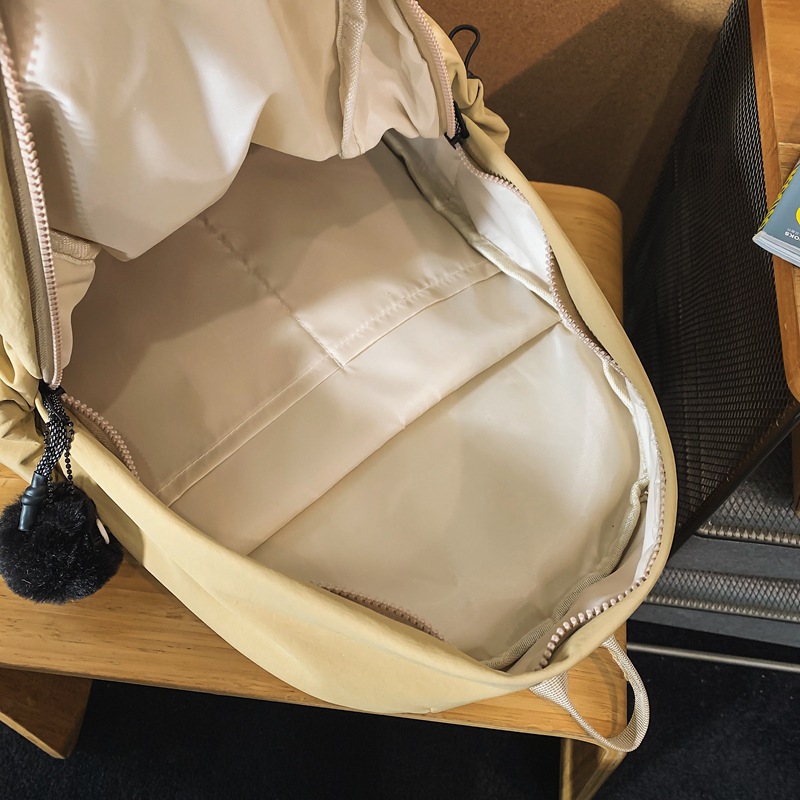 Lightweight, simple and solid-color backpack, casual and versatile. It's a school bag for high school students and a backpack for college students and couples traveling Application Scenario