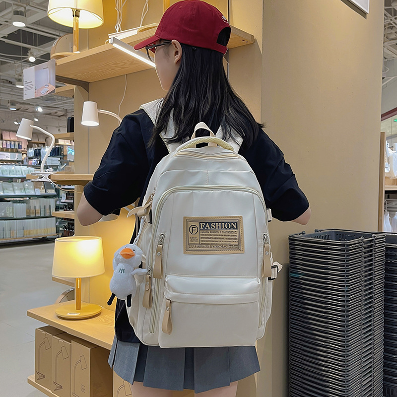 New Korean version 2025 schoolbag for junior high school students, simple and fashionable, large-capacity female backpack for college students Application Scenario