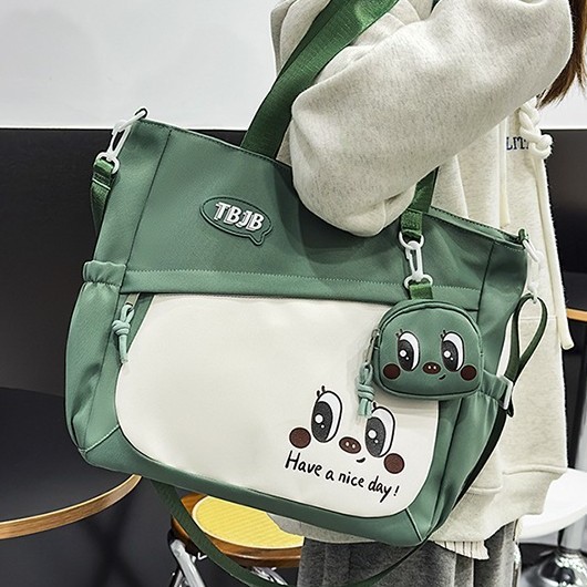 The new fashionable color-blocking light crescent-shaped bag is versatile. The large-capacity dumpling bag is fresh and laid-back. It's a single-shoulder crossbody bag Application Scenario