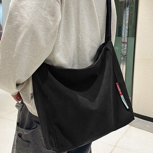 Single-shoulder bag with magnetic buckle down, single-shoulder handbag, solid color, Japanese style, ins shoulder bag, single-shoulder Korean style, laid-back and simple bag full figure