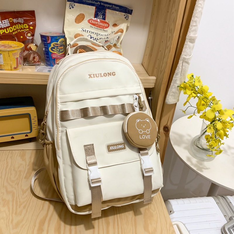 Cute and fashionable schoolbag for girls, large-capacity backpack for junior high school and senior high school students, Japanese-style travel backpack for college students Application Scenario
