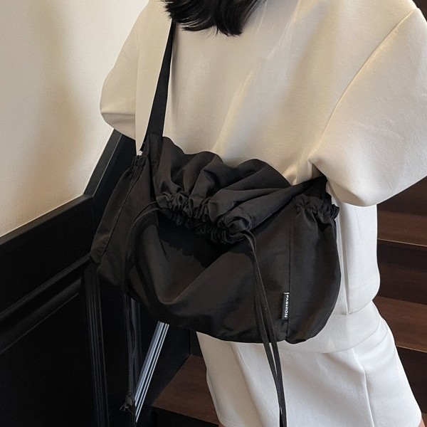 Couple style drawstring crossbody bag, large capacity folding messenger bag, unisex wandering bag, solid color casual single-shoulder bag details Picture